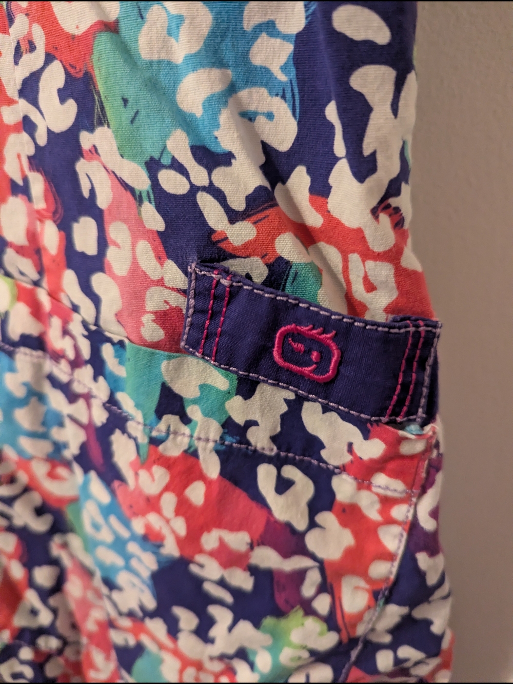 Colorful Leopard Scrub Top - Picture 4 of 7